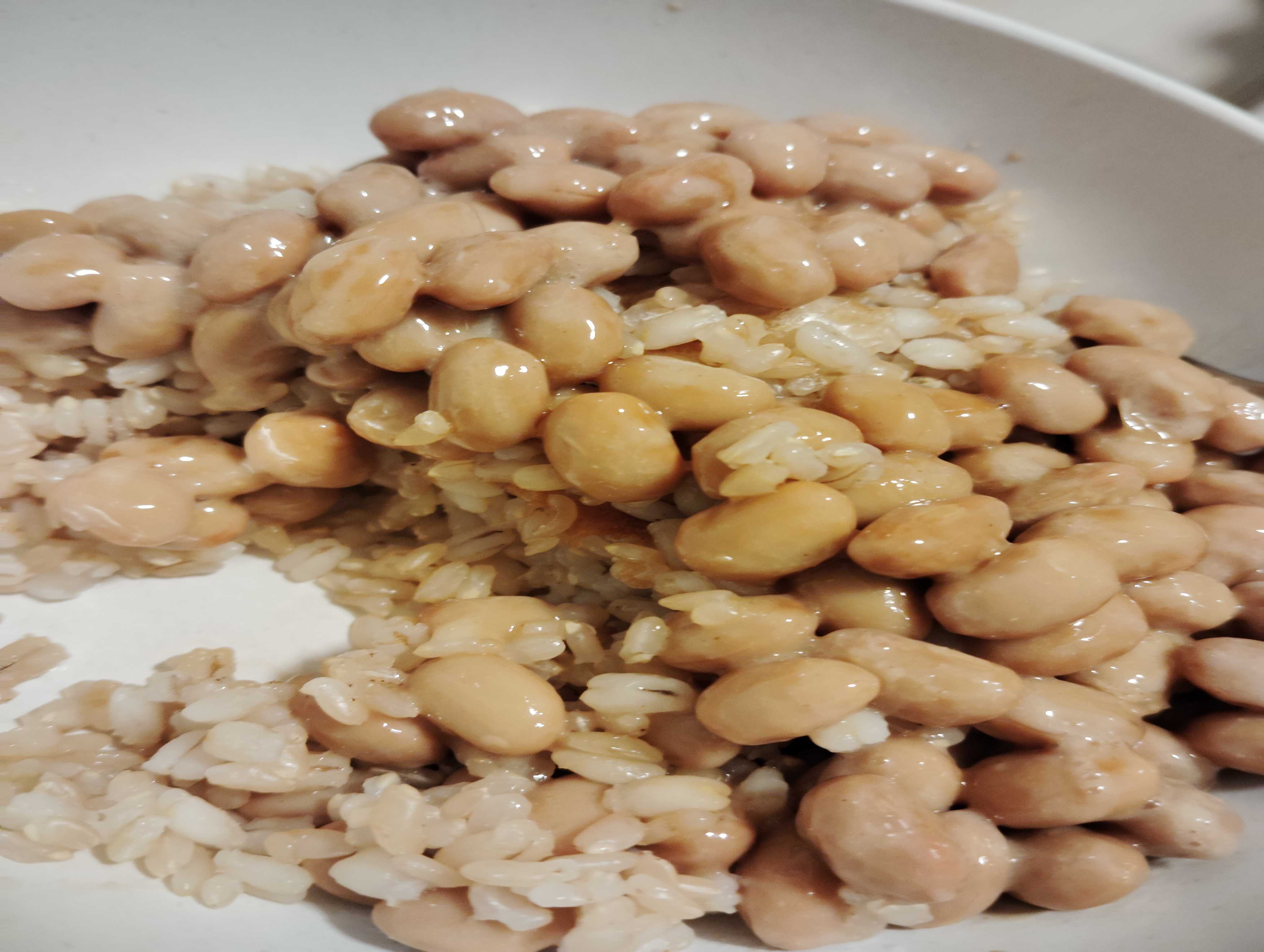 完成した自家製納豆の麦ごはん