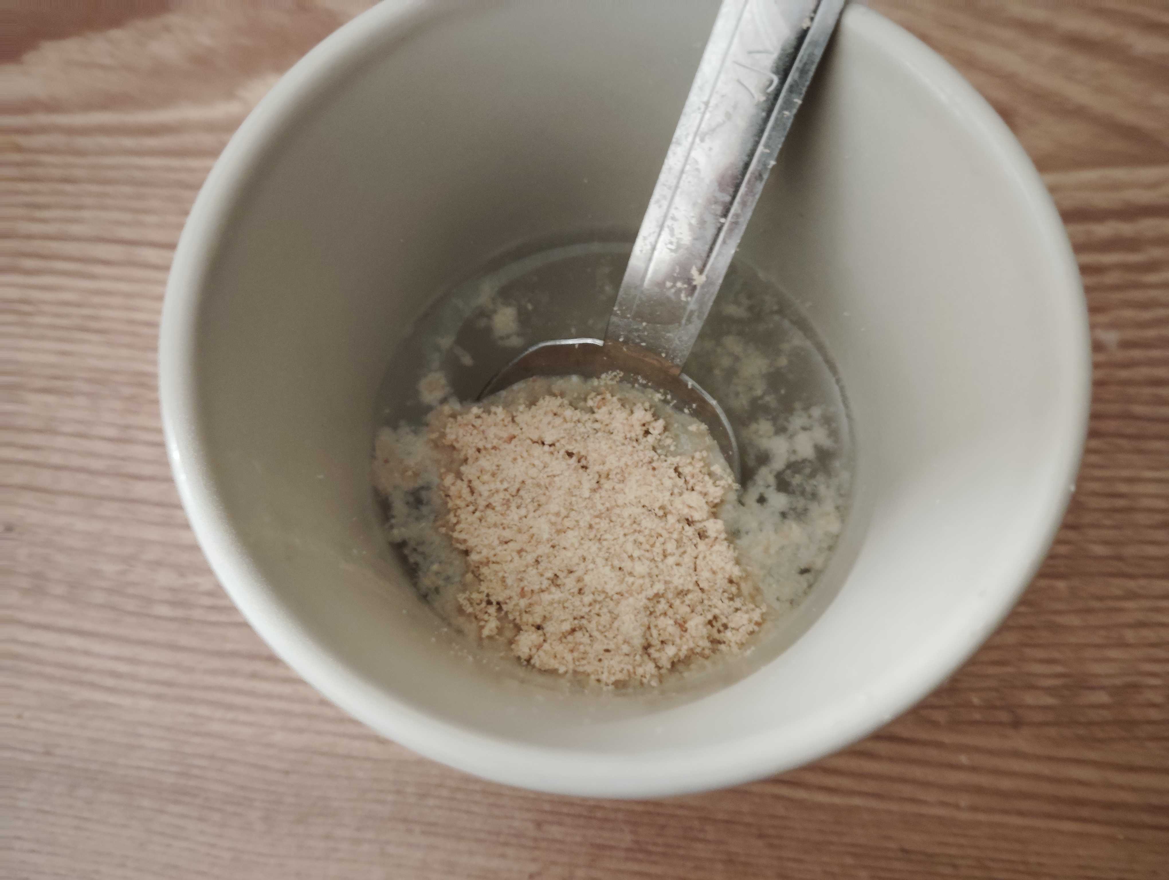 納豆菌を入れる前の準備。熱湯で溶かす方法もあるが、粉のままでもOK