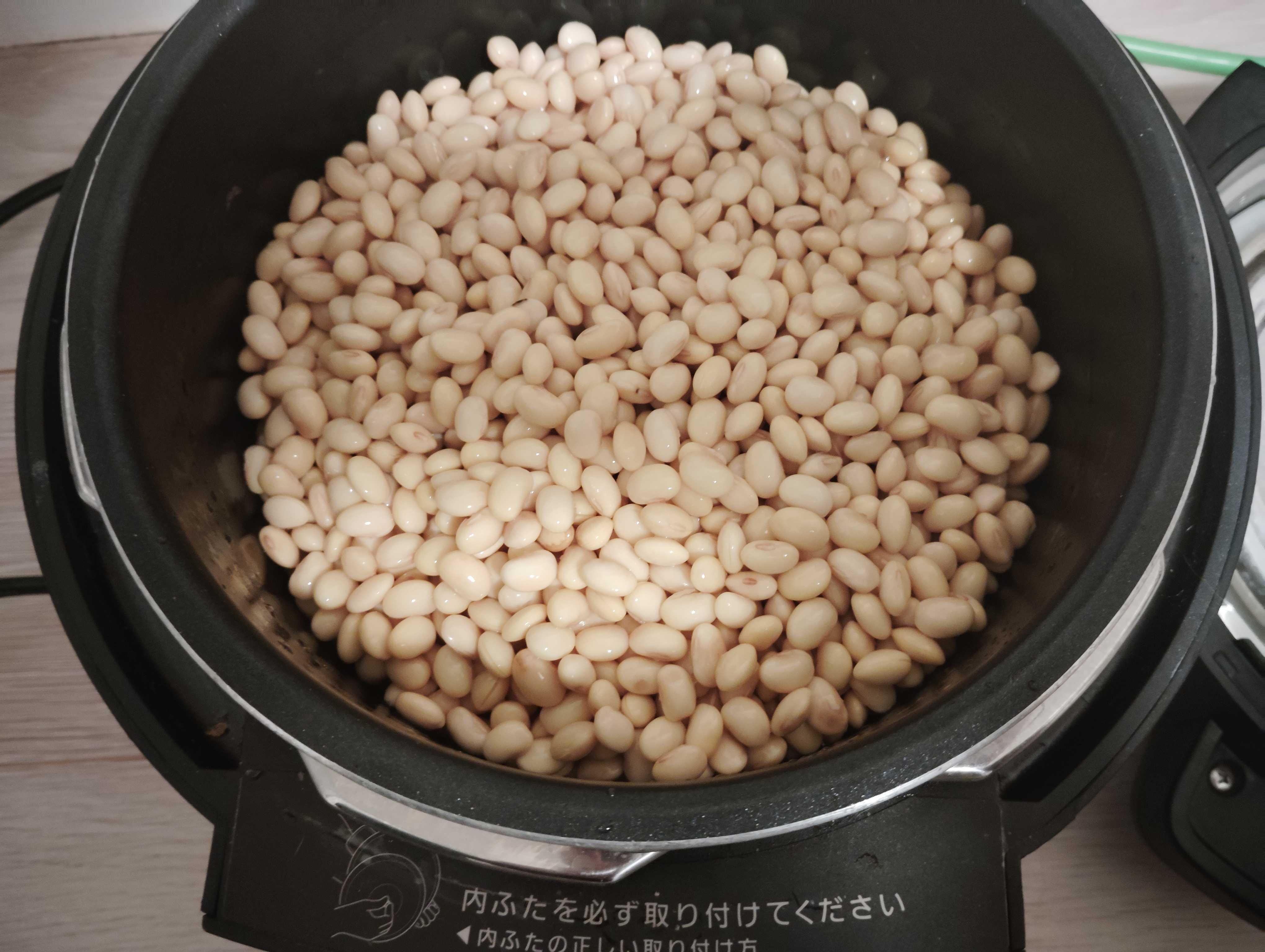 一日浸水した大豆を電気圧力鍋にセット