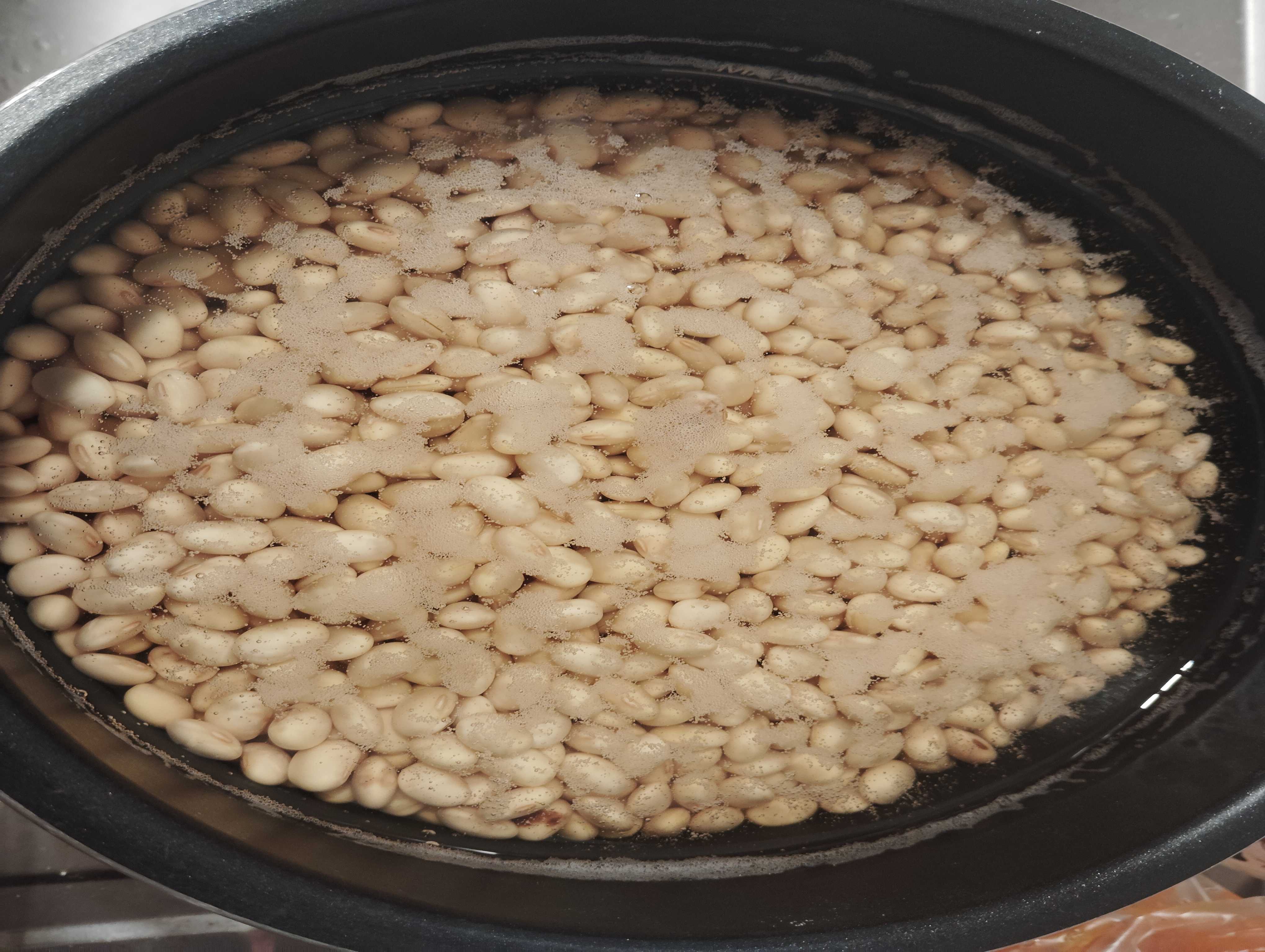 乾燥大豆を洗うと泡がすごく出る。しっかり洗おう