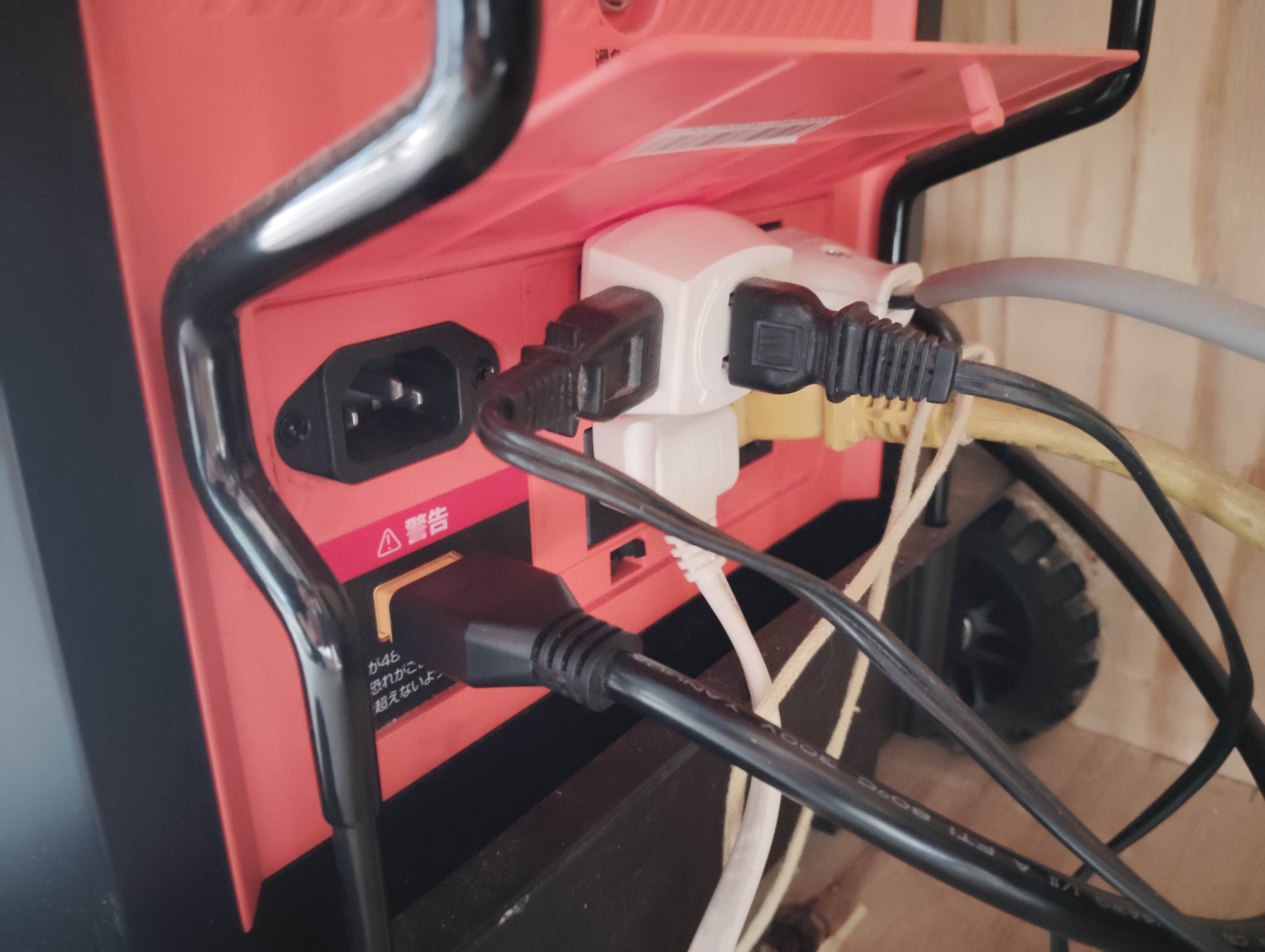 ポータブル電源のAC出力に複数の家電が接続されている様子