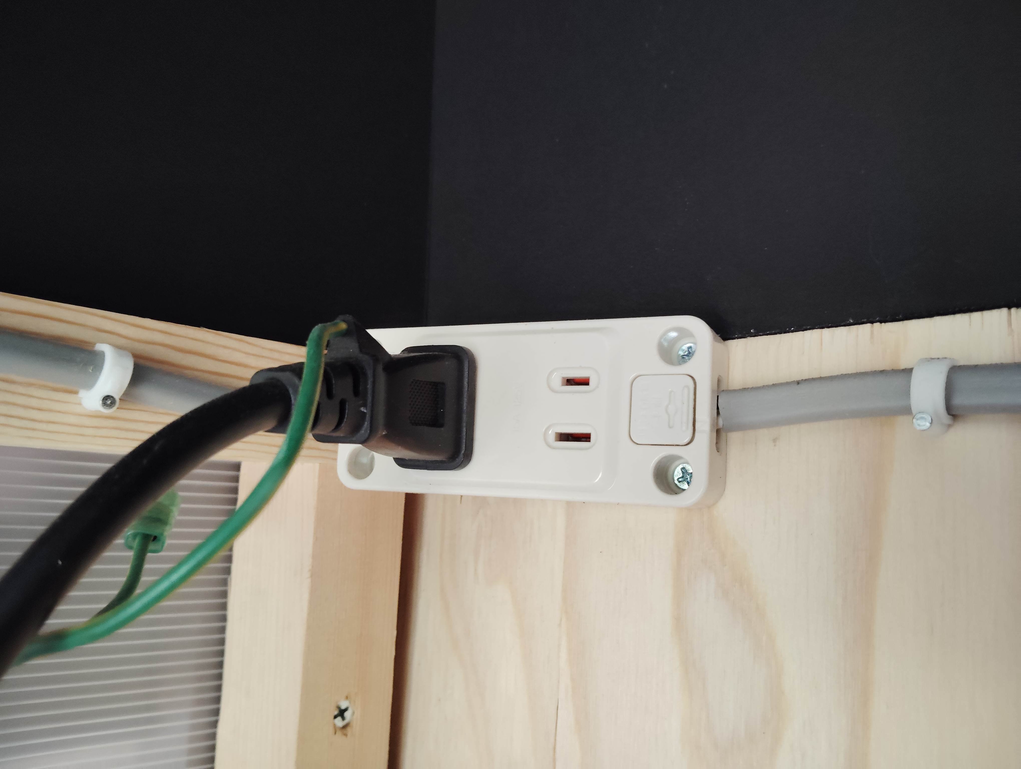 小屋に自作で取り付けたコンセント