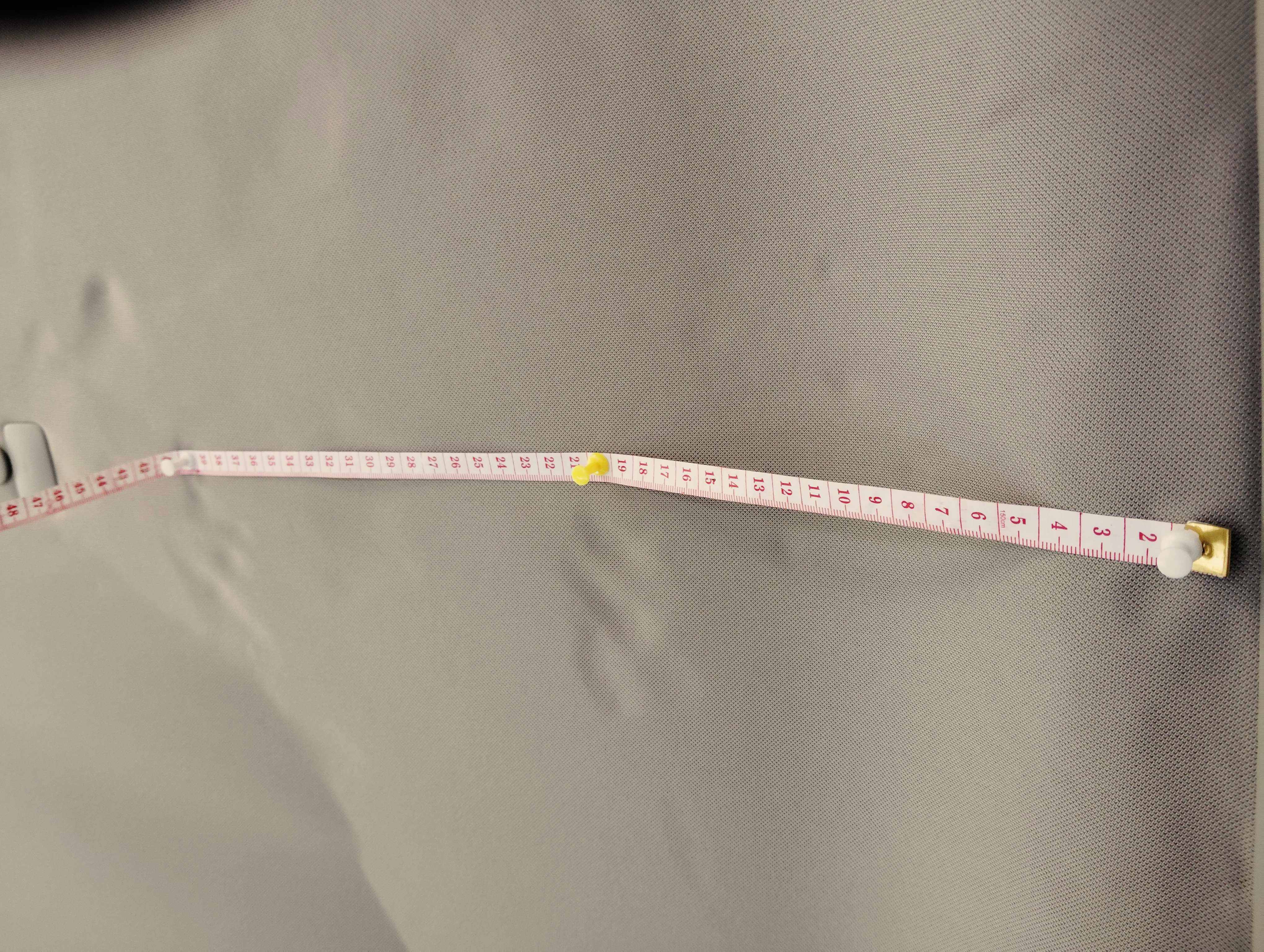 20cm間隔で画鋲を刺して位置決めしている